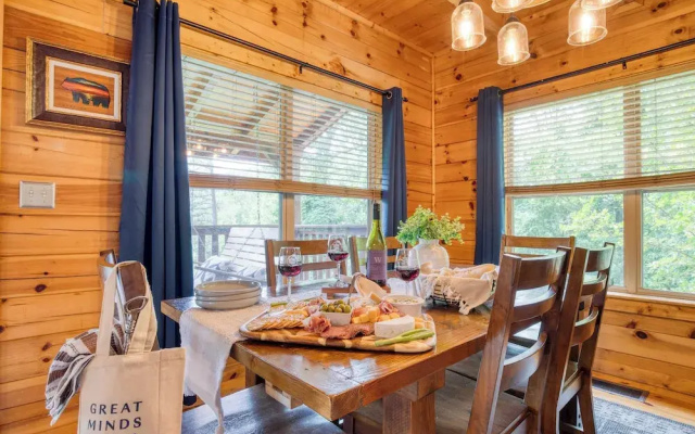 Triple Mountain View by Avantstay: Hot Tub, Game Room & Stunning Smoky Mountain Views
