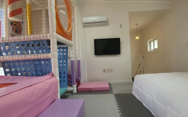 Geoje Sea and Blue Pool Villa
