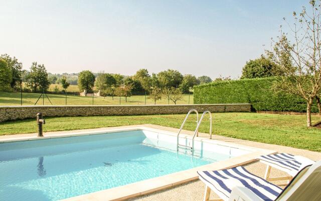 Beautiful Holiday Home in Cressensac with Swimming Pool