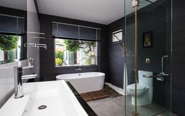 Modern 4BR Pool Villa Virginie Naiharn