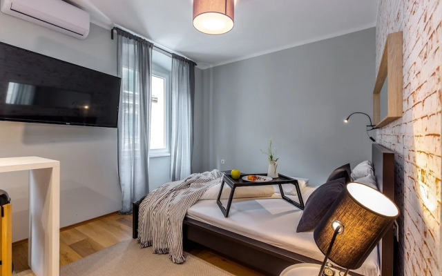 Deluxe Adria Square Studios