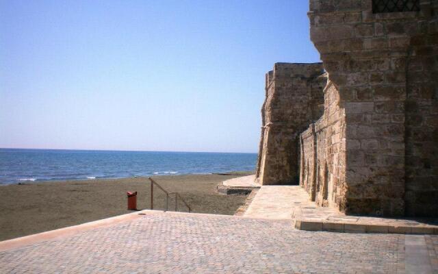 104 Excellent 2 bed apartment with pool view, AC & gym!