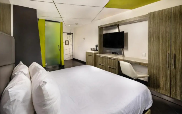 Econo Lodge and Suites