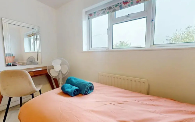 Parlaunt House - 3 Bedroom With Free Parking