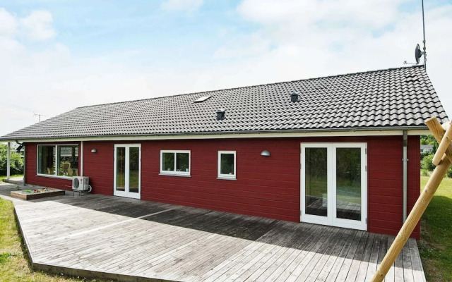 Rustic Holiday Home in Ebeltoft with Hot Tub