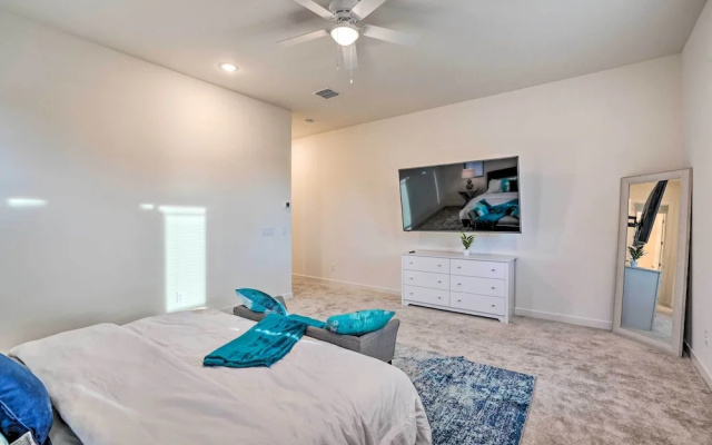 Modern Glendale Getaway ~ 3 Mi To Stadium!