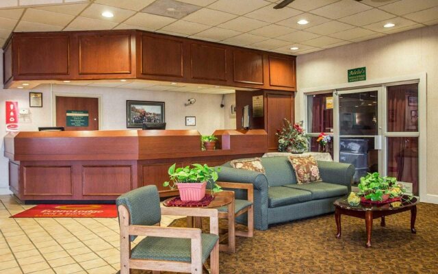 Econo Lodge Inn & Suites