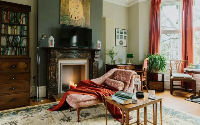 The Suite, 82 Cathedral, Private Parking