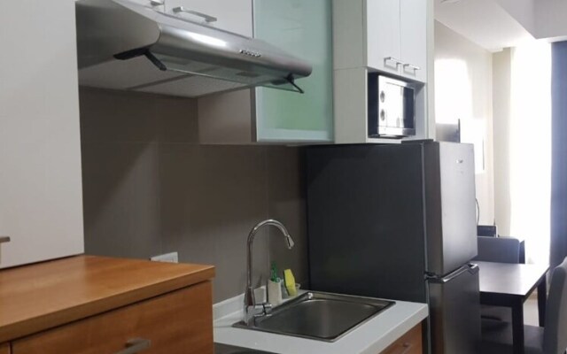 OYO 215 Sunshine City Suites