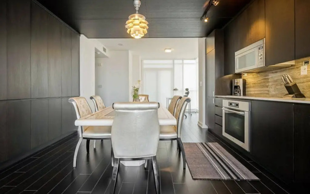 Hydewest - Capreol Luxury Furnished Penthouse Apartment