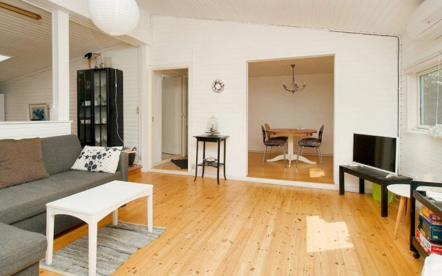 6 Person Holiday Home in Follenslev
