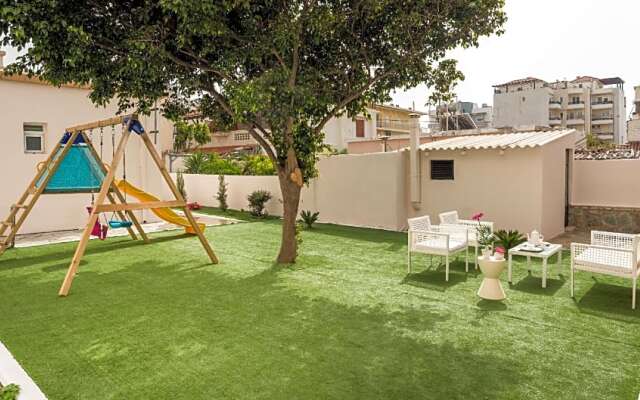 luxury villa for 4 persons with privete garden