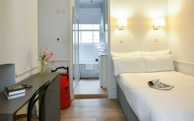 Sophisticated 1BR Flat in Victoria