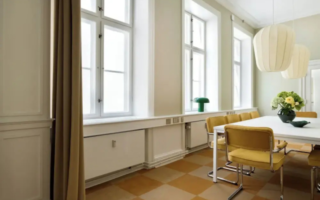 Royal Neighbors - 4 bedrooms - 2 bathrooms