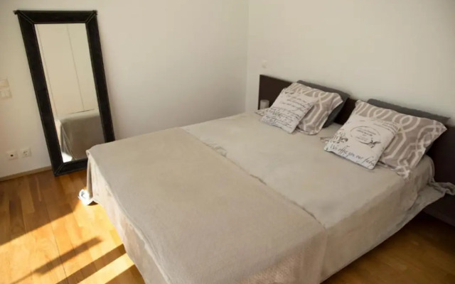 Infinity White Complex