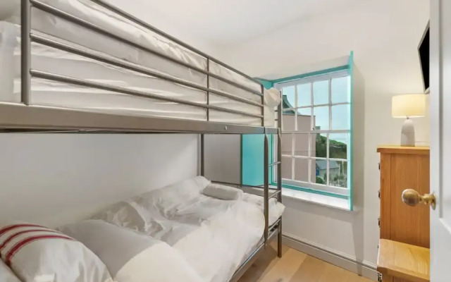 Windermere House - Sea Views Close to Harbour