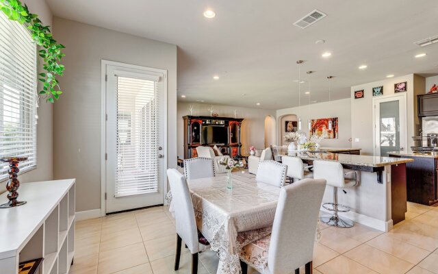 Beautiful Bakersfield Home ~ 8 Mi to Downtown!