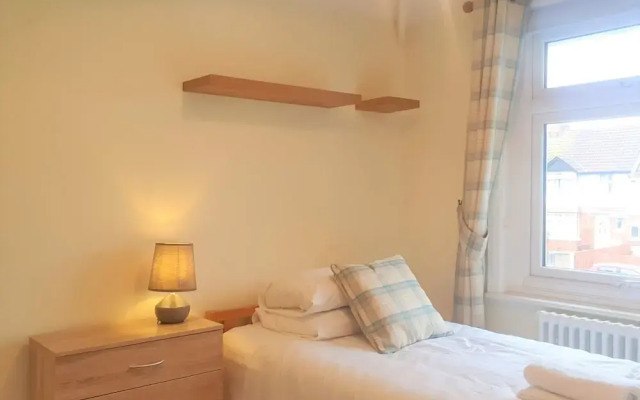 Large 5 Bedroom House Terrace Parking