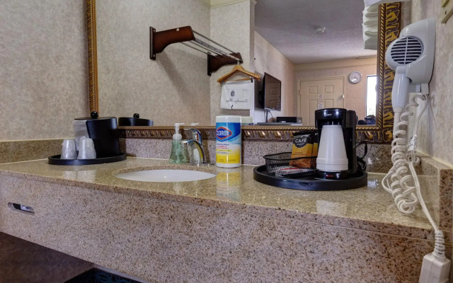 Deluxe Inn Fayetteville - I-95 Exit 49