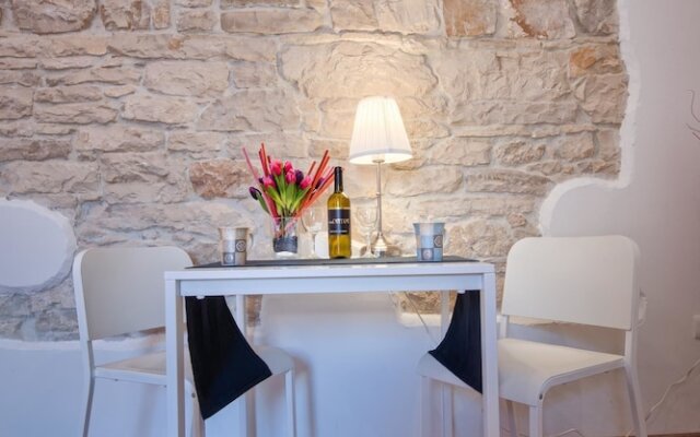 Top Center Rooms & Studio