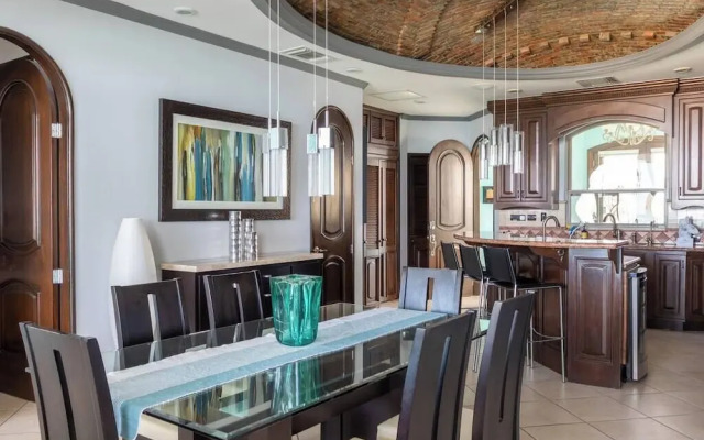 Luxury Beachfront Condo on Sandy Beach