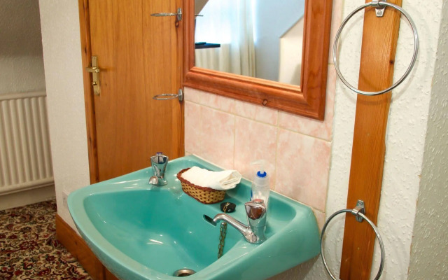 Crown Hotel Guesthouse