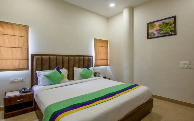 Hotel Diamond Creek Near Railway Station