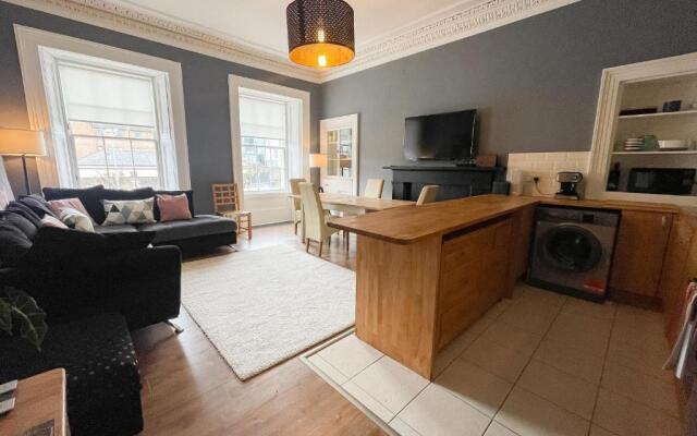 Spacious 3 bedroom Victorian flat City Centre