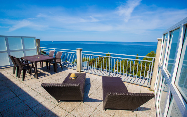 Splendid Golden Rocks Resort