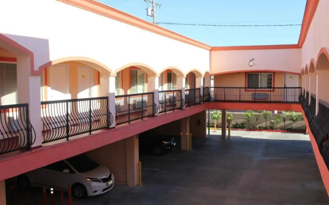 ERTH INN by AGA, Maywood