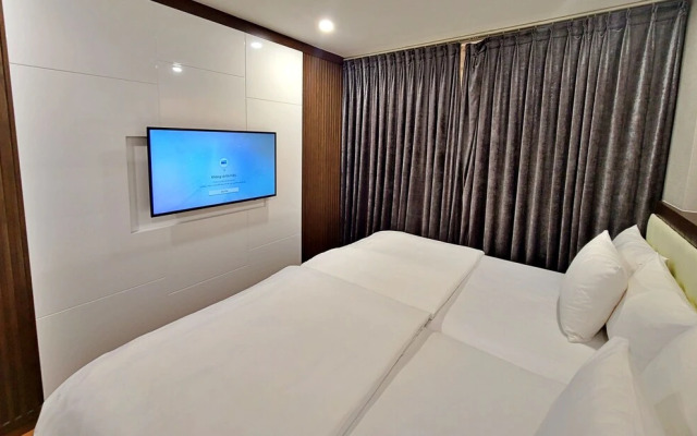 HANZ The Moon Hotel 2