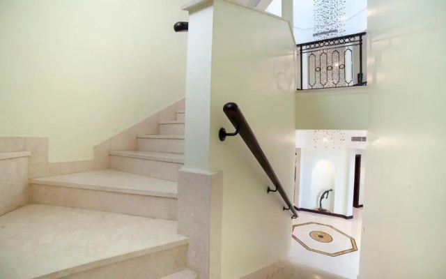 Deluxe 4BR Palm Villa With Private Beach and Pool with Complimentary Golf