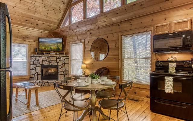 Dog Friendly Quiet Chalet Hot Tub Fireplace