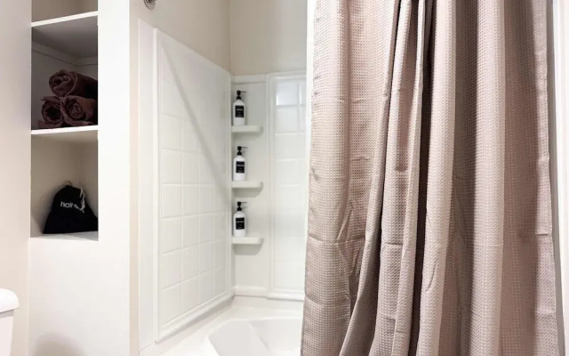 Stylish Getaway W Pool GYM Parking 10 Min to Cedar