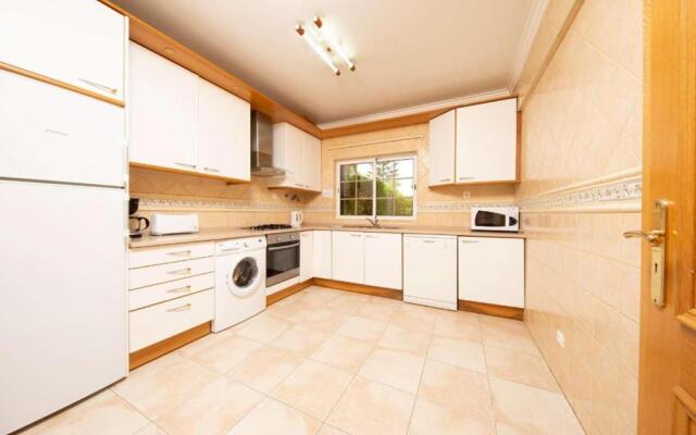 A Stylish Villa With a Private Pool, Short Drive From the Centre, Free AC & Wifi