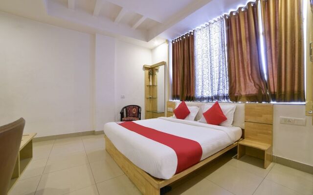 OYO 16894 Aditya Residency
