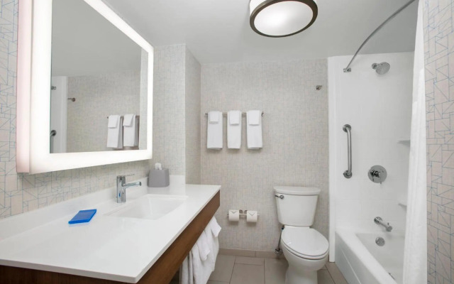 Holiday Inn Express Charleston-Civic Center by IHG