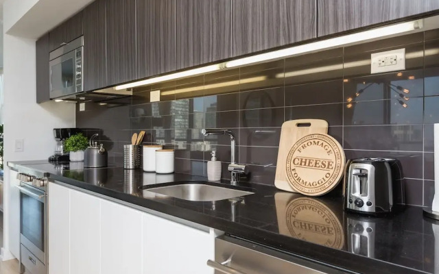 QuickStay - Premium 2-Bedroom with CN Tower & Lake Views