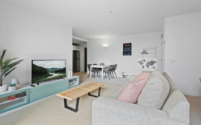 Modern 1-bed City Apartment With Pool and Gym – Guest Rooms – Melbourne