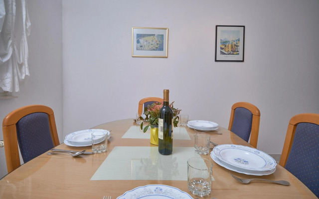 M Entire floor in a spacious house with pool