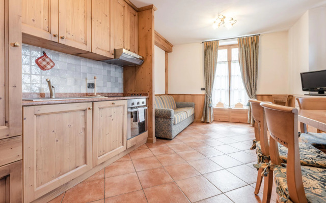 Hilltop apartment in Commezzadura with garden