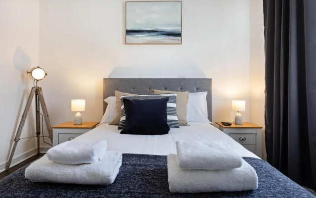 Modern 1-Bedroom Apartment, beach 5-min walk, free parking