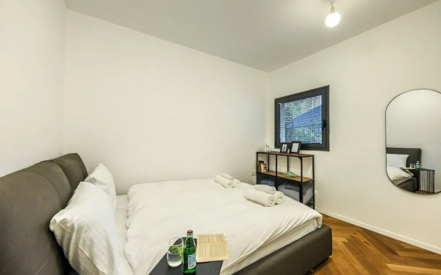 Stylish 3BR Apt with Patio in the City