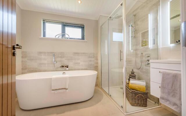 Dewin Bach - Luxury Lodge, Hot Tub, Close to Beach