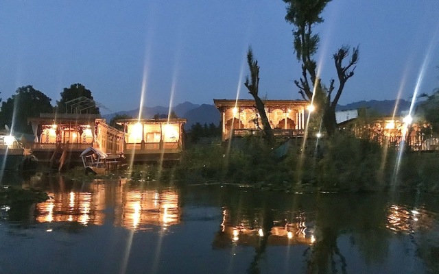 Shabrose Heritage Houseboats
