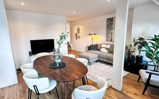 Copernic Line Elegant 3BR Apartment in Paris