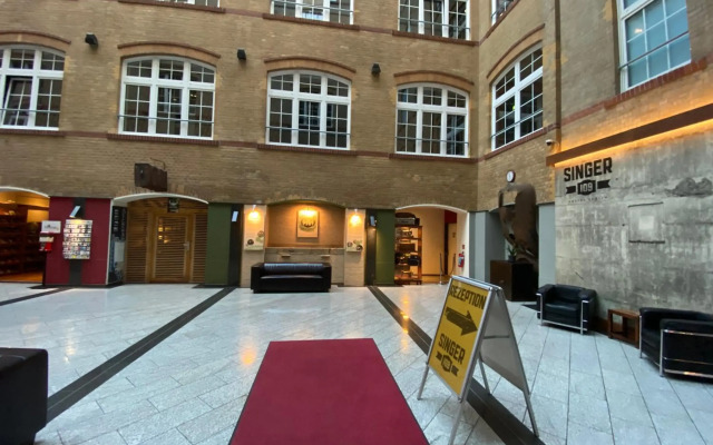 Singer109 Hotel & Hostel