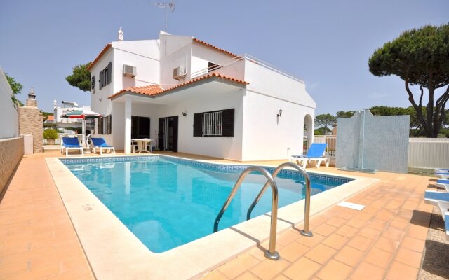 Spacious 4 Bedroom Villa Located in its own Grounds, With Private Pool and Bbq