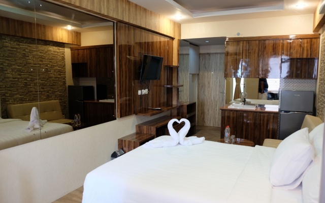 Quintessa Room at Candiland Apartement – Guest Rooms – Semarang