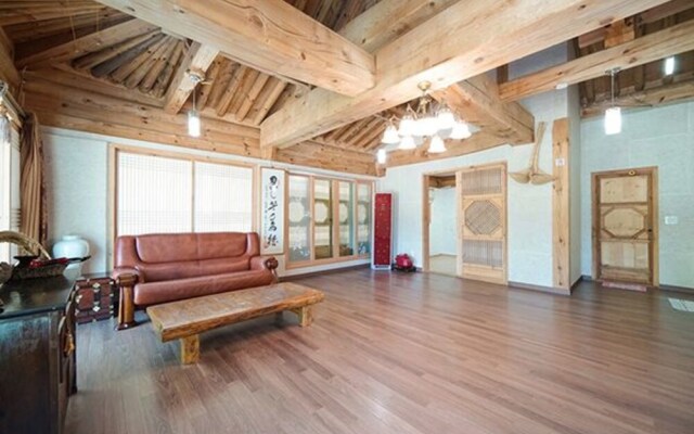 Hongchen Hanok Pine Scent Pension